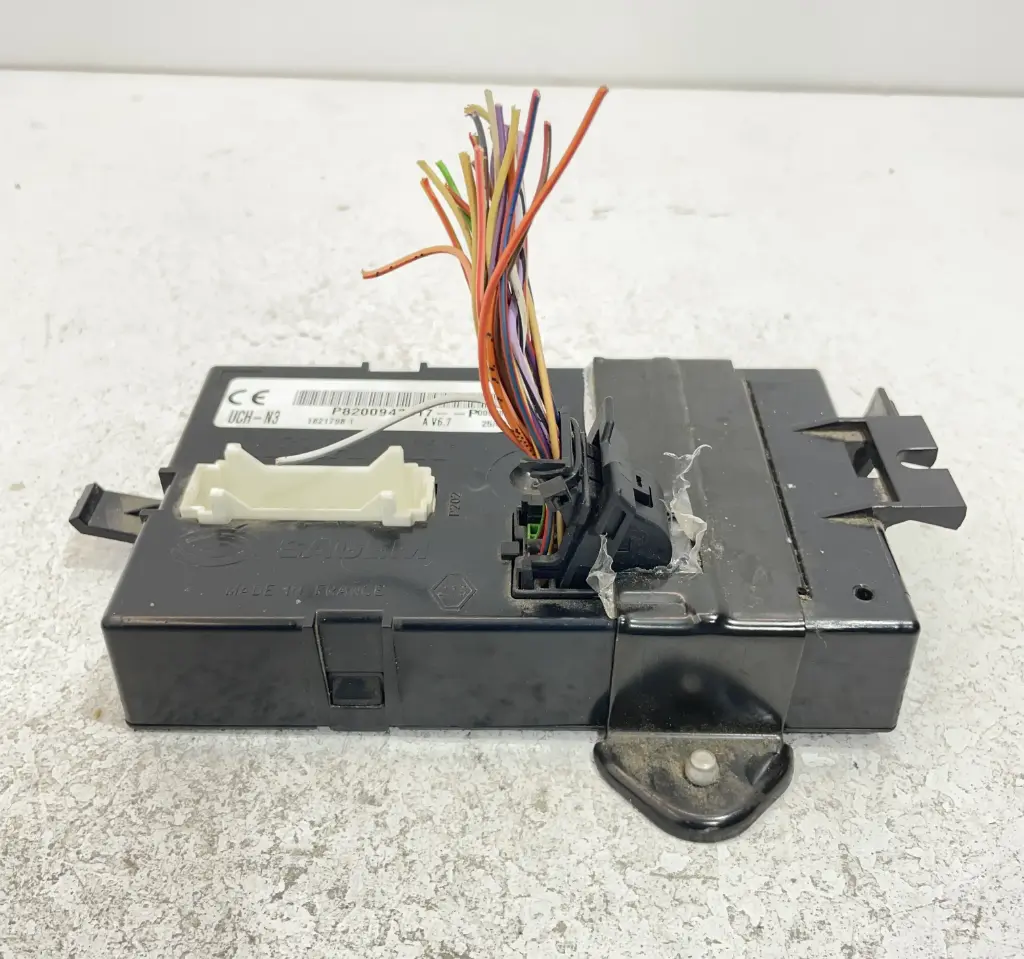 ✅Module confort OPEL VIVARO 2011 P8200943317 18217981 80417125