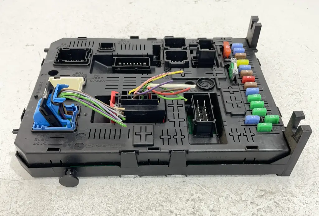 ✅Boîte à fusibles PEUGEOT PARTNER 2014 20977771 230346602 Y0000014