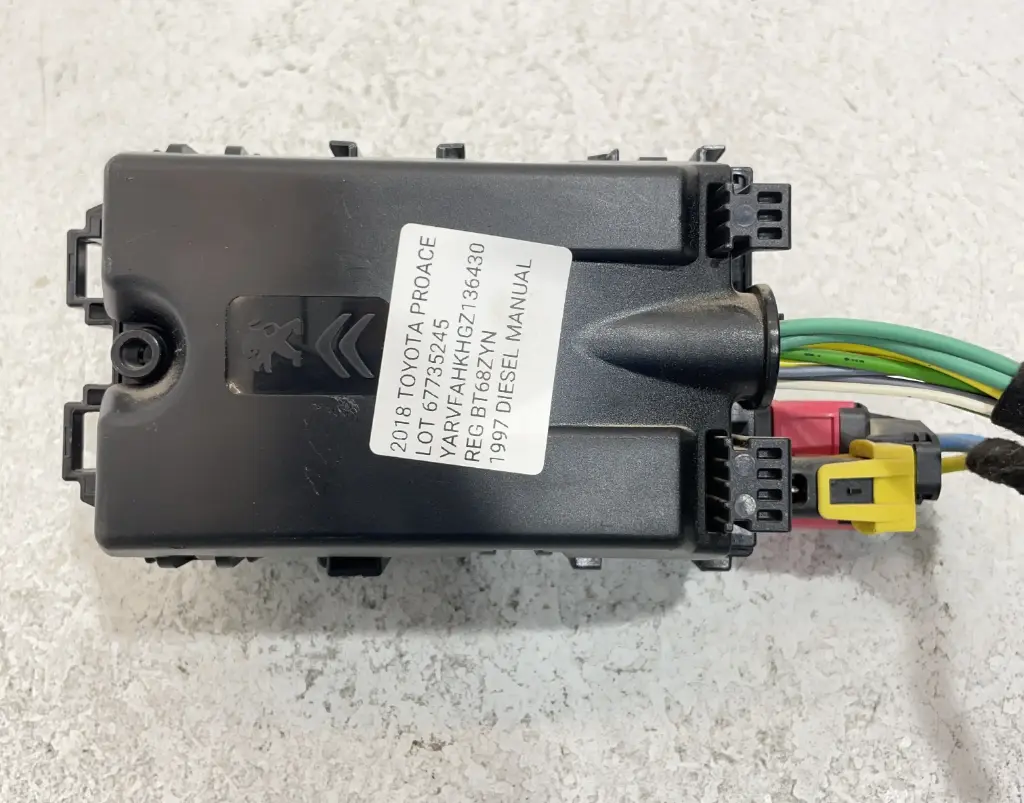 ✅Boîte à fusibles pour TOYOTA PROACE 2018 9806192580 67735245