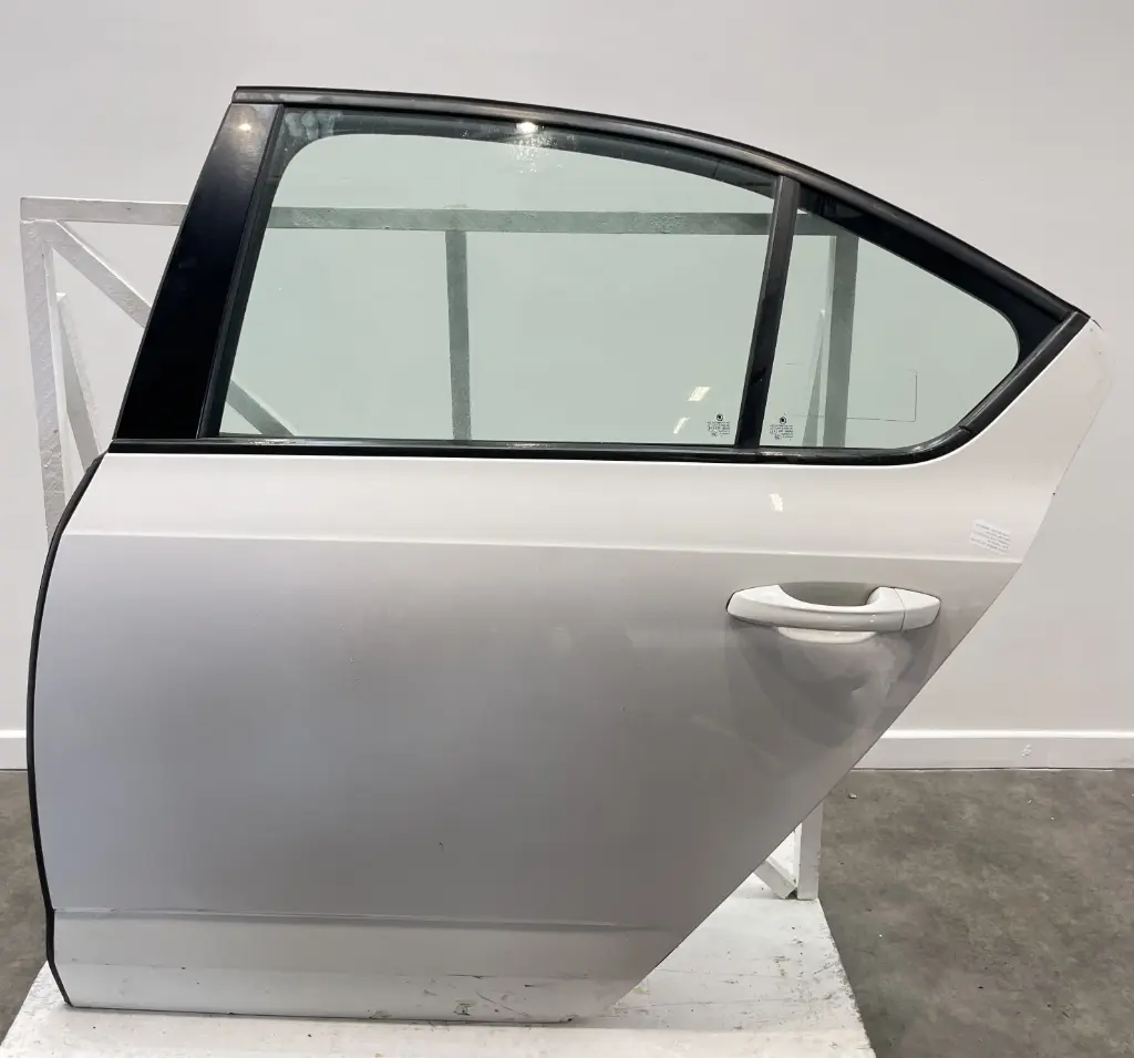 ✅Porte arrieré gauche SKODA OCTAVIA 2013 III Hatchback 5E5833055B 580573 