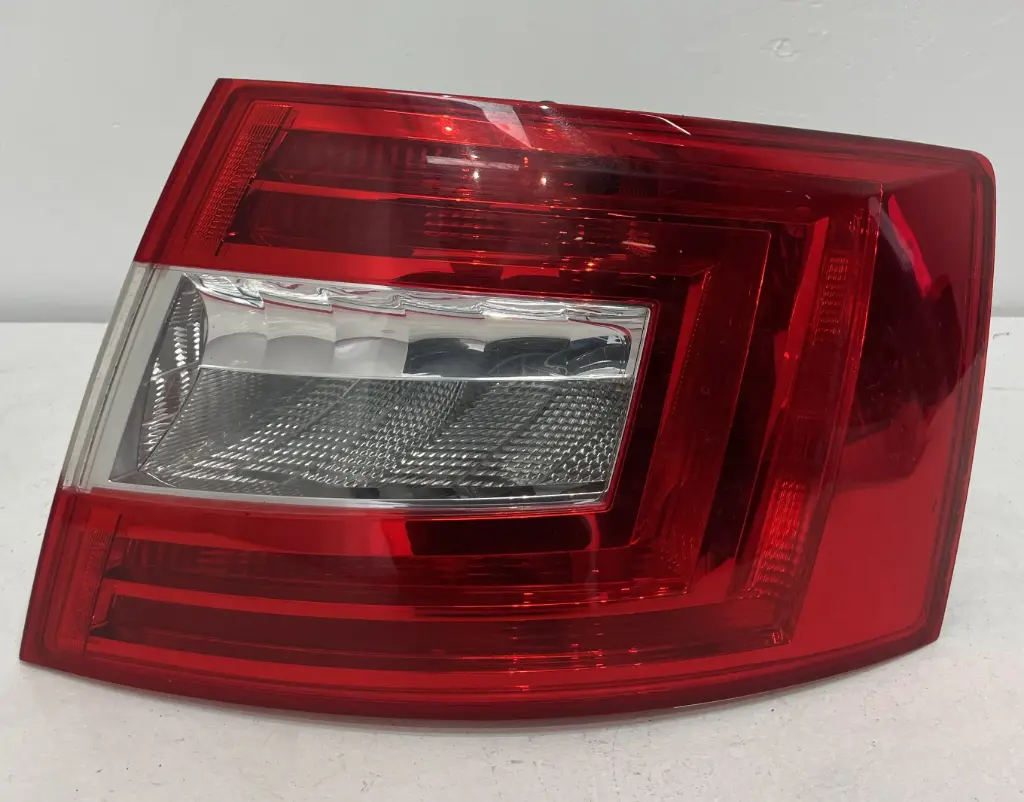 ✅Feu / phare arrière droite SKODA OCTAVIA 2013 III Hatchback 5E5945111A 580573 