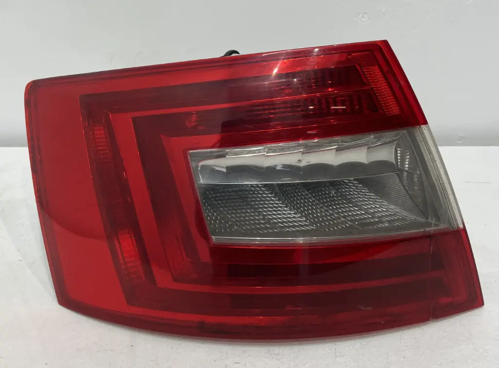 ✅Feu / phare arrière gauche SKODA OCTAVIA 2013 III Hatchback 5E5945111A 580573