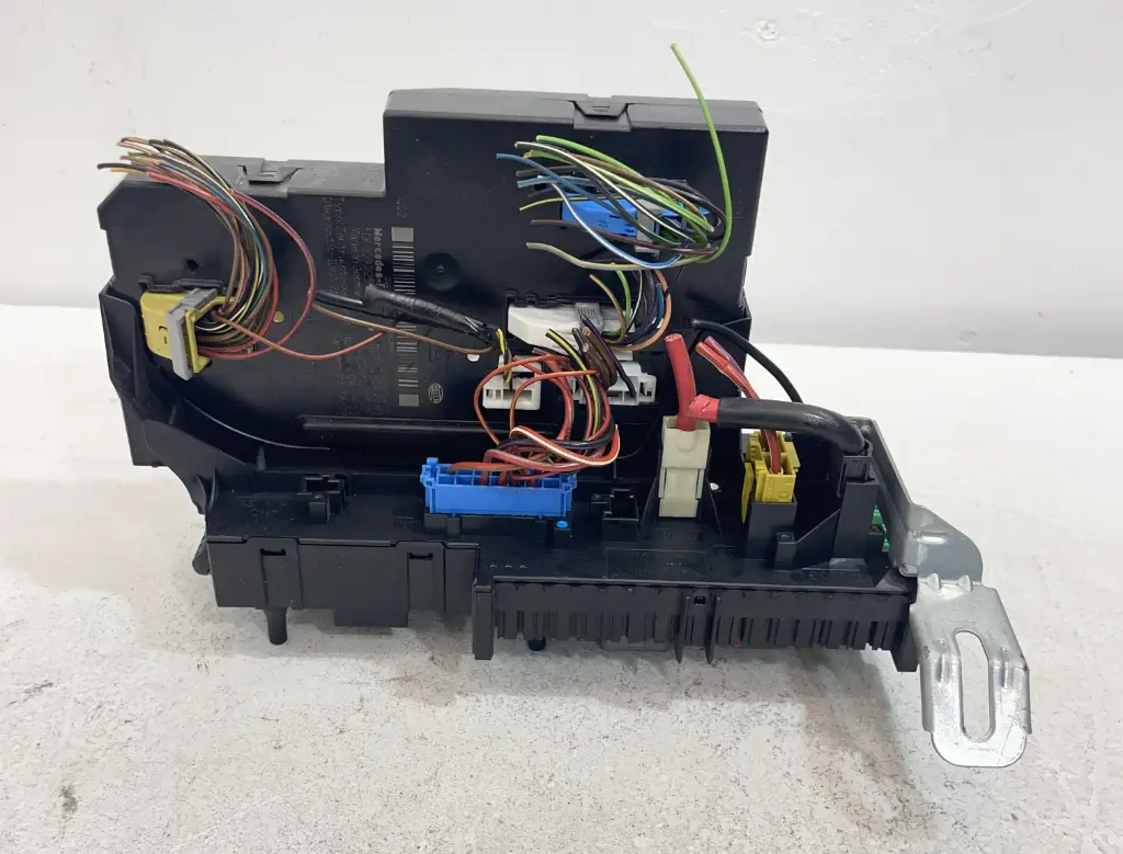 ✅Boîte à fusibles MERCEDES C200 W204 2010 A2049000902 A2045458732 560752