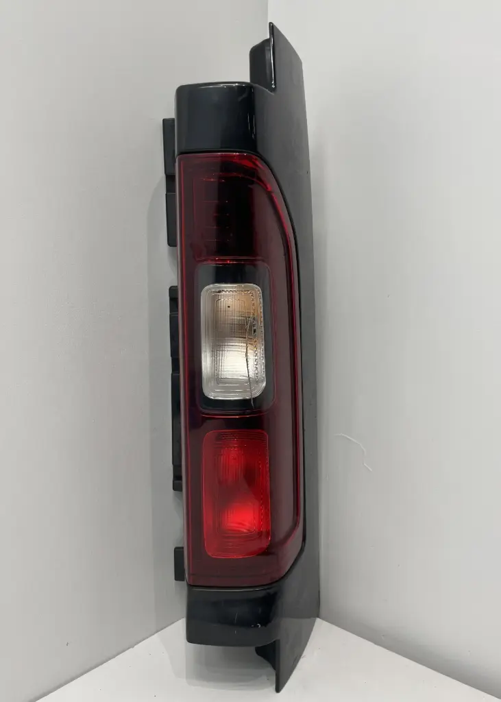✅Feu / phare arrière droite OPEL VIVARO 2016 93867969 79875765 