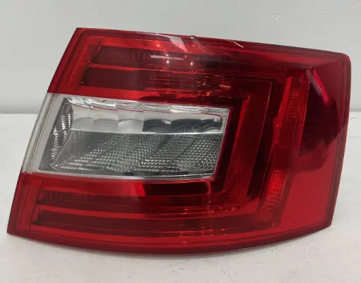 ✅Feu / phare arrière droite SKODA OCTAVIA 2013 III Hatchback 5E5945111A 580573 